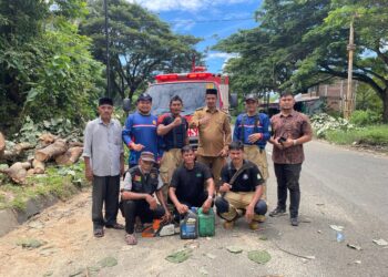 Foto bersama usai pembersihan dahan pohon tumbang, di Gampong Cot Mancang, Kecamatan Kuta Baro, Aceh Besar, Selasa (13/10/2026). FOTO/ MC ACEH BESAR