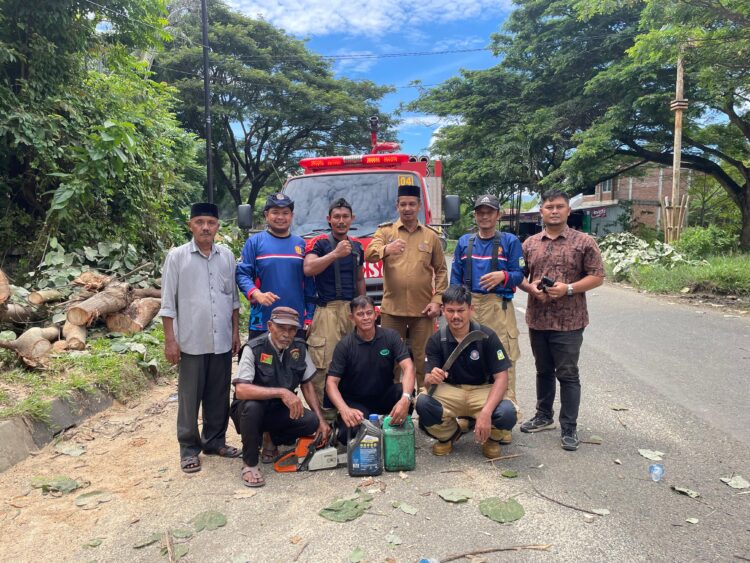 Foto bersama usai pembersihan dahan pohon tumbang di Gampong Cot Mancang Kecamatan Kuta Baro Aceh Besar Selasa 13102026 FOTO MC ACEH BESAR KETIKKABARcom Foto bersama usai pembersihan dahan pohon tumbang di Gampong Cot Mancang Kecamatan Kuta Baro Aceh Besar Selasa 13102026 FOTO MC ACEH BESAR
