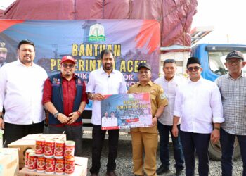 Gubernur Aceh Muzakir Manaf atau Mualem meninjau dan Salrkan Bantuan untuk pemulihan pascabencana di Huntara Kabupaten Aceh Tamiang