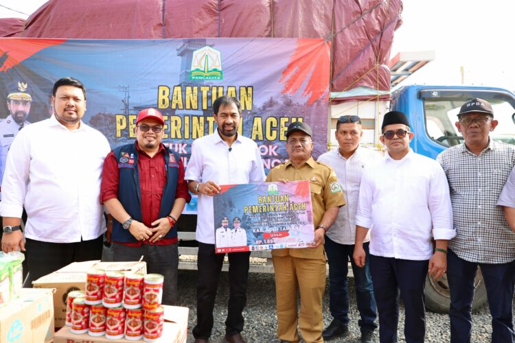 Gubernur Aceh Muzakir Manaf atau Mualem meninjau dan Salrkan Bantuan untuk pemulihan pascabencana di Huntara Kabupaten Aceh Tamiang KETIKKABARcom Gubernur Aceh Muzakir Manaf atau Mualem meninjau dan Salrkan Bantuan untuk pemulihan pascabencana di Huntara Kabupaten Aceh Tamiang
