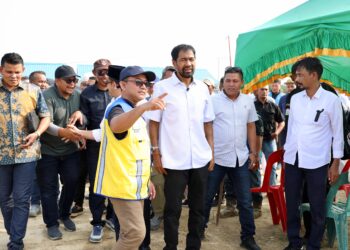 Gubernur Aceh Muzakir Manaf atau Mualem meninjau huntara di Kecamatan Karang Baru Kabupaten Aceh Tamiang pada Selasa 13102026 FOTO Humas