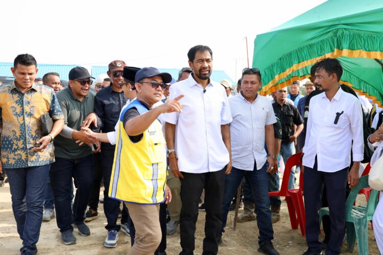 Gubernur Aceh Muzakir Manaf atau Mualem meninjau huntara di Kecamatan Karang Baru Kabupaten Aceh Tamiang pada Selasa 13102026 FOTO Humas