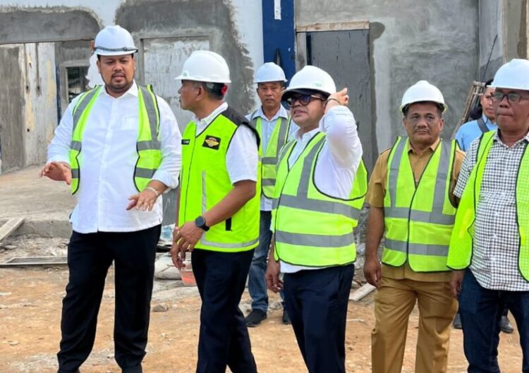 Pj Sekda Aceh Taufik meninjau progres pekerjaan pada Selasa 13 Oktober untuk memastikan terminal segera kembali beroperasi secara normal FOTO Istimewa