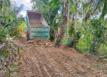 Satuan Tugas TNI Manunggal Membangun Desa TMMD ke 130 Tahun Anggaran 2026 Kodim 0108Aceh Tenggara mempercepat penimbunan jalan penghubung Desa Lawe Kulok dan Desa Kandang Belang Kecamatan Lawe Bulan Kabupaten Aceh Tenggara pada Selasa 13102026 FOTO Ist
