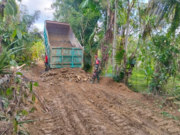 Satuan Tugas TNI Manunggal Membangun Desa TMMD ke130 Tahun Anggaran 2026 Kodim 0108Aceh Tenggara mempercepat penimbunan jalan penghubung Desa Lawe Kulok dan Desa Kandang Belang Kecamatan Lawe Bulan Kabupaten Aceh Tenggara pada Selasa 13102026 FOTO Ist KETIKKABARcom Satuan Tugas TNI Manunggal Membangun Desa TMMD ke 130 Tahun Anggaran 2026 Kodim 0108Aceh Tenggara mempercepat penimbunan jalan penghubung Desa Lawe Kulok dan Desa Kandang Belang Kecamatan Lawe Bulan Kabupaten Aceh Tenggara pada Selasa 13102026 FOTO Ist