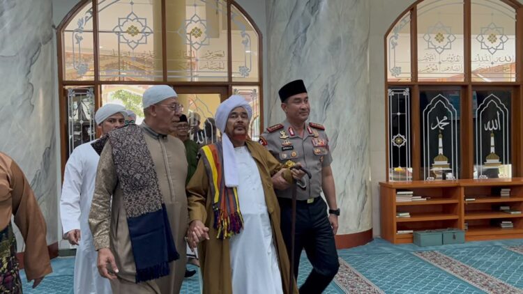 Kapolri Jenderal Polisi Dr HC Suyudi Ario Seto bersilaturahmi dengan ulama Habib Umar bin Hafidz di Masjid Al Ikhlas Markas Besar Polri Jakarta Selasa 13102026 FOTO Istimewa KETIKKABARcom Kapolri Jenderal Polisi Dr HC Suyudi Ario Seto bersilaturahmi dengan ulama Habib Umar bin Hafidz di Masjid Al Ikhlas Markas Besar Polri Jakarta Selasa 13102026 FOTO Istimewa
