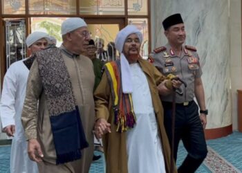 Kapolri Jenderal Polisi Dr HC Suyudi Ario Seto bersilaturahmi dengan ulama Habib Umar bin Hafidz di Masjid Al Ikhlas Markas Besar Polri Jakarta Selasa 13102026 FOTO Istimewa
