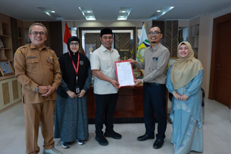 Bupati Aceh Besar dan Rektor Unmuha resmi menjalin kerjasama melalui penandatanganan Memorandum of Understanding MoU di ruang kerja Bupati Aceh Besar Selasa 13102026 FOTOPROKOPIM PEMKAB ACEH BESAR KETIKKABARcom Bupati Aceh Besar dan Rektor Unmuha resmi menjalin kerjasama melalui penandatanganan Memorandum of Understanding MoU di ruang kerja Bupati Aceh Besar Selasa 13102026 FOTOPROKOPIM PEMKAB ACEH BESAR
