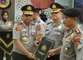 Kapolda Aceh Irjen Pol Ruddi Setiawan Wakapolda Aceh Brigjen Pol Ari Wahyu Widodo dan personel Ditintelkam Kompol I Ketut Supriyatnha dianugerahi Pin Emas Kapolri alam upacara di lobi utama Mapolda Aceh Rabu 14102026 FOTO Ist