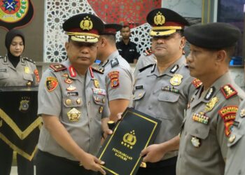 Kapolda Aceh Irjen Pol Ruddi Setiawan Wakapolda Aceh Brigjen Pol Ari Wahyu Widodo dan personel Ditintelkam Kompol I Ketut Supriyatnha dianugerahi Pin Emas Kapolri alam upacara di lobi utama Mapolda Aceh Rabu 14102026 FOTO Ist