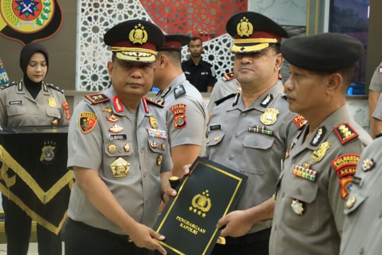 Kapolda Aceh Irjen Pol Ruddi Setiawan Wakapolda Aceh Brigjen Pol Ari Wahyu Widodo dan personel Ditintelkam Kompol I Ketut Supriyatnha dianugerahi Pin Emas Kapolri alam upacara di lobi utama Mapolda Aceh Rabu 14102026 FOTO Ist