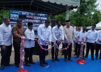 Asisten II Bidang Perekonomian dan Pembangunan Setdakab Aceh Besar, H. M. Ali, mendampingi Kepala BGN Sudaryono pada peresmian SPPG wilayah 3T di Kecamatan Leupung, Aceh Besar, Rabu (14/10/2026).FOTO/MC ACEH BESAR