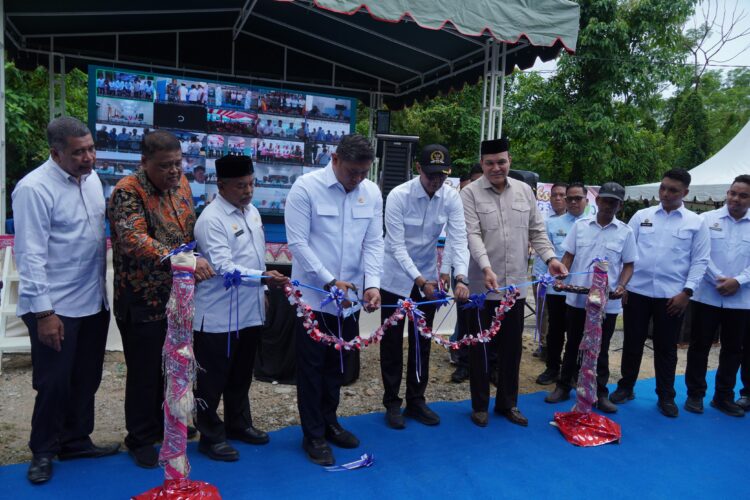 Asisten II Bidang Perekonomian dan Pembangunan Setdakab Aceh Besar H M Ali mendampingi Kepala BGN Sudaryono pada peresmian SPPG wilayah 3T di Kecamatan Leupung Aceh Besar Rabu 14102026FOTOMC ACEH BESAR KETIKKABARcom Asisten II Bidang Perekonomian dan Pembangunan Setdakab Aceh Besar H M Ali mendampingi Kepala BGN Sudaryono pada peresmian SPPG wilayah 3T di Kecamatan Leupung Aceh Besar Rabu 14102026FOTOMC ACEH BESAR