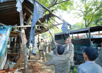Petugas Satpol PP dan WH Aceh Besar menertibkan bangunan liar di jalan lintas Bandara SIM Kecamatan Blang Bintang Aceh Besar Rabu 14102026 FOTO MC ACEH BESAR