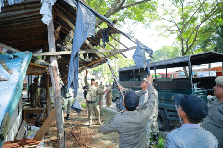 Petugas Satpol PP dan WH Aceh Besar menertibkan bangunan liar di jalan lintas Bandara SIM Kecamatan Blang Bintang Aceh Besar Rabu 14102026 FOTO MC ACEH BESAR KETIKKABARcom Petugas Satpol PP dan WH Aceh Besar menertibkan bangunan liar di jalan lintas Bandara SIM Kecamatan Blang Bintang Aceh Besar Rabu 14102026 FOTO MC ACEH BESAR