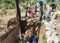 Personel Babinsa Kodim 0108Agara bersama warga melakukan pengecoran pondasi tiang pylon Jembatan Gantung Perintis di Desa Buah Pala Kecamatan Lawe Sumur Kabupaten Aceh Tenggara Rabu 14102026 FOTO Ist