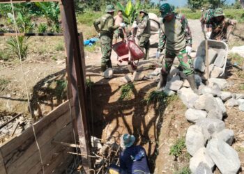 Personel Babinsa Kodim 0108Agara bersama warga melakukan pengecoran pondasi tiang pylon Jembatan Gantung Perintis di Desa Buah Pala Kecamatan Lawe Sumur Kabupaten Aceh Tenggara Rabu 14102026 FOTO Ist KETIKKABARcom Personel Babinsa Kodim 0108Agara bersama warga melakukan pengecoran pondasi tiang pylon Jembatan Gantung Perintis di Desa Buah Pala Kecamatan Lawe Sumur Kabupaten Aceh Tenggara Rabu 14102026 FOTO Ist