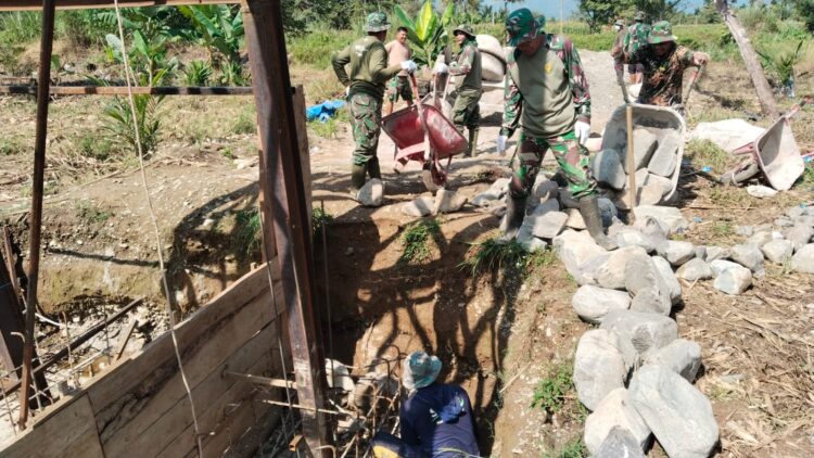 Personel Babinsa Kodim 0108Agara bersama warga melakukan pengecoran pondasi tiang pylon Jembatan Gantung Perintis di Desa Buah Pala Kecamatan Lawe Sumur Kabupaten Aceh Tenggara Rabu 14102026 FOTO Ist KETIKKABARcom Personel Babinsa Kodim 0108Agara bersama warga melakukan pengecoran pondasi tiang pylon Jembatan Gantung Perintis di Desa Buah Pala Kecamatan Lawe Sumur Kabupaten Aceh Tenggara Rabu 14102026 FOTO Ist
