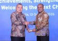 Direktur Utama Bank Aceh Fadhil Ilyas kanan saat menerima penghargaan dari Project Manager PROMISE II IMPACT ILO Djauhari Sitorus dalam acara penutupan Promise II Impact Fase II sekaligus peluncuran Fase III di Pullman Jakarta Indonesia Thamrin CBD Jakarta Selasa 13102026 FOTO Ist