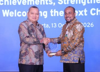Direktur Utama Bank Aceh Fadhil Ilyas kanan saat menerima penghargaan dari Project Manager PROMISE II IMPACT ILO Djauhari Sitorus dalam acara penutupan Promise II Impact Fase II sekaligus peluncuran Fase III di Pullman Jakarta Indonesia Thamrin CBD Jakarta Selasa 13102026 FOTO Ist KETIKKABARcom Direktur Utama Bank Aceh Fadhil Ilyas kanan saat menerima penghargaan dari Project Manager PROMISE II IMPACT ILO Djauhari Sitorus dalam acara penutupan Promise II Impact Fase II sekaligus peluncuran Fase III di Pullman Jakarta Indonesia Thamrin CBD Jakarta Selasa 13102026 FOTO Ist