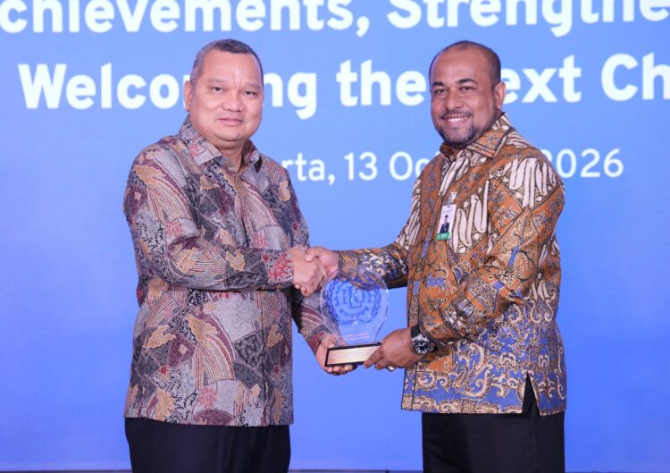 Direktur Utama Bank Aceh Fadhil Ilyas kanan saat menerima penghargaan dari Project Manager PROMISE II IMPACT ILO Djauhari Sitorus dalam acara penutupan Promise II Impact Fase II sekaligus peluncuran Fase III di Pullman Jakarta Indonesia Thamrin CBD Jakarta Selasa 13102026 FOTO Ist KETIKKABARcom Direktur Utama Bank Aceh Fadhil Ilyas kanan saat menerima penghargaan dari Project Manager PROMISE II IMPACT ILO Djauhari Sitorus dalam acara penutupan Promise II Impact Fase II sekaligus peluncuran Fase III di Pullman Jakarta Indonesia Thamrin CBD Jakarta Selasa 13102026 FOTO Ist