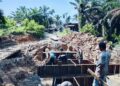 Personel Kodim 0117Aceh Tamiang melanjutkan pengerjaan dengan membongkar papan mal pada bagian abutmen jembatan untuk mendukung tahapan konstruksi berikutnya di Desa Sulum Kecamatan Sekerak Kabupaten Aceh Tamiang mencapai progres 30 persen hingga Rabu 14102026 FOTO Ist