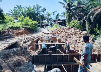 Personel Kodim 0117/Aceh Tamiang melanjutkan pengerjaan dengan membongkar papan mal pada bagian abutmen jembatan untuk mendukung tahapan konstruksi berikutnya, di Desa Sulum, Kecamatan Sekerak, Kabupaten Aceh Tamiang, mencapai progres 30 persen hingga Rabu, 14/10/2026. FOTO: Ist.