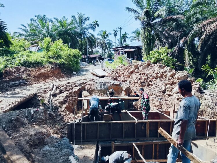 Personel Kodim 0117Aceh Tamiang melanjutkan pengerjaan dengan membongkar papan mal pada bagian abutmen jembatan untuk mendukung tahapan konstruksi berikutnya di Desa Sulum Kecamatan Sekerak Kabupaten Aceh Tamiang mencapai progres 30 persen hingga Rabu 14102026 FOTO Ist KETIKKABARcom Personel Kodim 0117Aceh Tamiang melanjutkan pengerjaan dengan membongkar papan mal pada bagian abutmen jembatan untuk mendukung tahapan konstruksi berikutnya di Desa Sulum Kecamatan Sekerak Kabupaten Aceh Tamiang mencapai progres 30 persen hingga Rabu 14102026 FOTO Ist