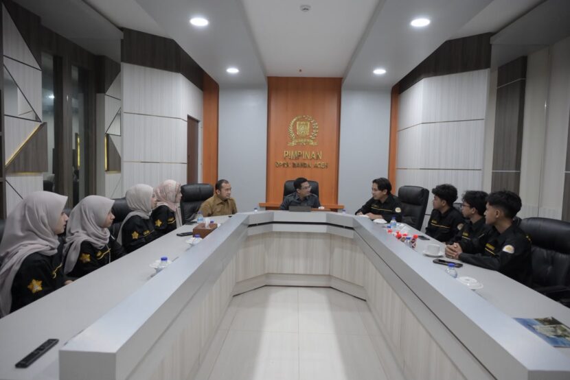 Ketua DPRK Banda Aceh Irwansyah menerima audiensi Badan Eksekutif Mahasiswa BEM Fakultas Ekonomi dan Bisnis Universitas Syiah Kuala FEB USK di ruang kerjanya pada Selasa 14102026 FOTO Ist KETIKKABARcom Ketua DPRK Banda Aceh Irwansyah menerima audiensi Badan Eksekutif Mahasiswa BEM Fakultas Ekonomi dan Bisnis Universitas Syiah Kuala FEB USK di ruang kerjanya pada Selasa 14102026 FOTO Ist