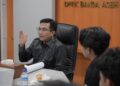 Ketua DPRK Banda Aceh Irwansyah saat diskusi bersama Badan Eksekutif Mahasiswa BEM Fakultas Ekonomi dan Bisnis Universitas Syiah Kuala FEB USK di ruang kerjanya pada Selasa 14102026 FOTO Ist
