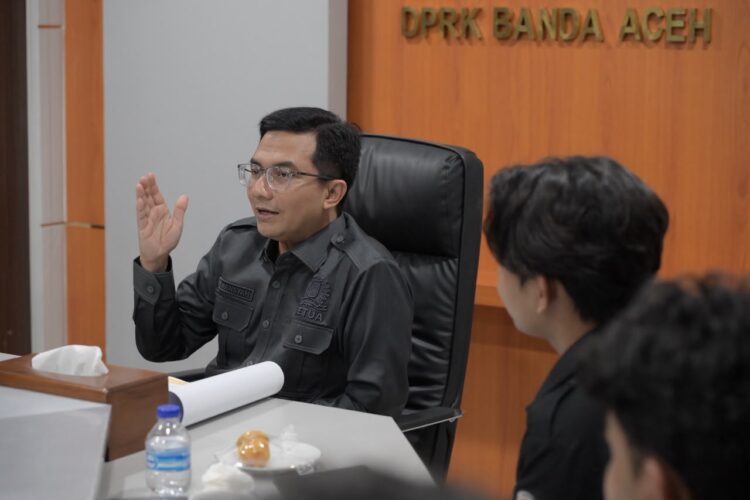 Ketua DPRK Banda Aceh Irwansyah saat diskusi bersama Badan Eksekutif Mahasiswa BEM Fakultas Ekonomi dan Bisnis Universitas Syiah Kuala FEB USK di ruang kerjanya pada Selasa 14102026 FOTO Ist KETIKKABARcom Ketua DPRK Banda Aceh Irwansyah saat diskusi bersama Badan Eksekutif Mahasiswa BEM Fakultas Ekonomi dan Bisnis Universitas Syiah Kuala FEB USK di ruang kerjanya pada Selasa 14102026 FOTO Ist