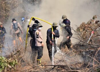 Personel Polri saat mencoba memadamkan api di beberapa titik akibat kebakaran hutan karhutla FOTO Ist