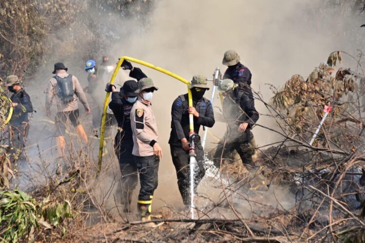 Personel Polri saat mencoba memadamkan api di beberapa titik akibat kebakaran hutan karhutla FOTO Ist KETIKKABARcom Personel Polri saat mencoba memadamkan api di beberapa titik akibat kebakaran hutan karhutla FOTO Ist