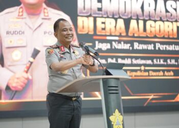 Kapolda Aceh saat mengisi Kuliah Umum Gelora Kebangsaan X yang digelar Himpunan Mahasiswa Pendidikan Pancasila dan Kewarganegaraan Himadikwara di Auditorium FKIP Universitas Syiah Kuala USK Kota Banda Aceh Kamis 15102026 FOTO Ist