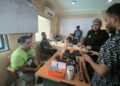 Satgas Operasi Damai Cartenz 2026 bersama Polda Papua mengamankan dua pria berinisial RS 37 dan SW 33 di Perumnas III Waena Kota Jayapura Papua pada Kamis 15 102026 FOTO Humas Polri