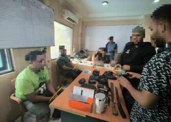 Satgas Operasi Damai Cartenz 2026 bersama Polda Papua mengamankan dua pria berinisial RS 37 dan SW 33 di Perumnas III Waena Kota Jayapura Papua pada Kamis 15 102026 FOTO Humas Polri