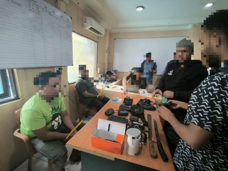 Satgas Operasi Damai Cartenz2026 bersama Polda Papua mengamankan dua pria berinisial RS 37 dan SW 33 di Perumnas III Waena Kota Jayapura Papua pada Kamis 15 102026 FOTO Humas Polri KETIKKABARcom Satgas Operasi Damai Cartenz 2026 bersama Polda Papua mengamankan dua pria berinisial RS 37 dan SW 33 di Perumnas III Waena Kota Jayapura Papua pada Kamis 15 102026 FOTO Humas Polri