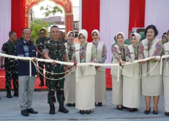 Ketua Yayasan Kartika Jaya Cabang XIV Iskandar Muda Ny Tri Joko Hadi Susilo meresmikan Sekolah Dasar SD Kartika XIV 1 di Banda Aceh Kamis 15102026 FOTO Humas Kodam IM