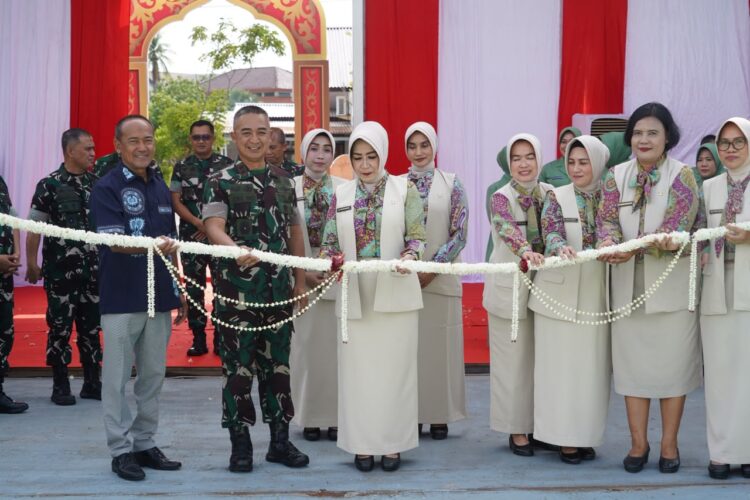 Ketua Yayasan Kartika Jaya Cabang XIV Iskandar Muda Ny Tri Joko Hadi Susilo meresmikan Sekolah Dasar SD Kartika XIV1 di Banda Aceh Kamis 15102026 FOTO Humas Kodam IM KETIKKABARcom Ketua Yayasan Kartika Jaya Cabang XIV Iskandar Muda Ny Tri Joko Hadi Susilo meresmikan Sekolah Dasar SD Kartika XIV 1 di Banda Aceh Kamis 15102026 FOTO Humas Kodam IM