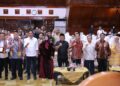 Foto bersama usai pelantikan pengurus Forum Pimred Multimedia Indonesia Aceh periode 20262029 di Anjong Mon Mata Banda Aceh Rabu 14102026 malam FOTO PROKOPIM PEMKAB ACEH BESAR