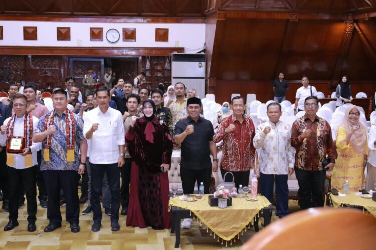 Foto bersama usai pelantikan pengurus Forum Pimred Multimedia Indonesia Aceh periode 20262029 di Anjong Mon Mata Banda Aceh Rabu 14102026 malam FOTO PROKOPIM PEMKAB ACEH BESAR KETIKKABARcom Foto bersama usai pelantikan pengurus Forum Pimred Multimedia Indonesia Aceh periode 20262029 di Anjong Mon Mata Banda Aceh Rabu 14102026 malam FOTO PROKOPIM PEMKAB ACEH BESAR