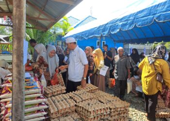 Masyarakat Jantho Makmur antre membeli sembako pada Gerakan Pangan Murah di halaman Kantor Camat Kota Jantho Kamis 15102026 FOTO MC ACEH BESAR