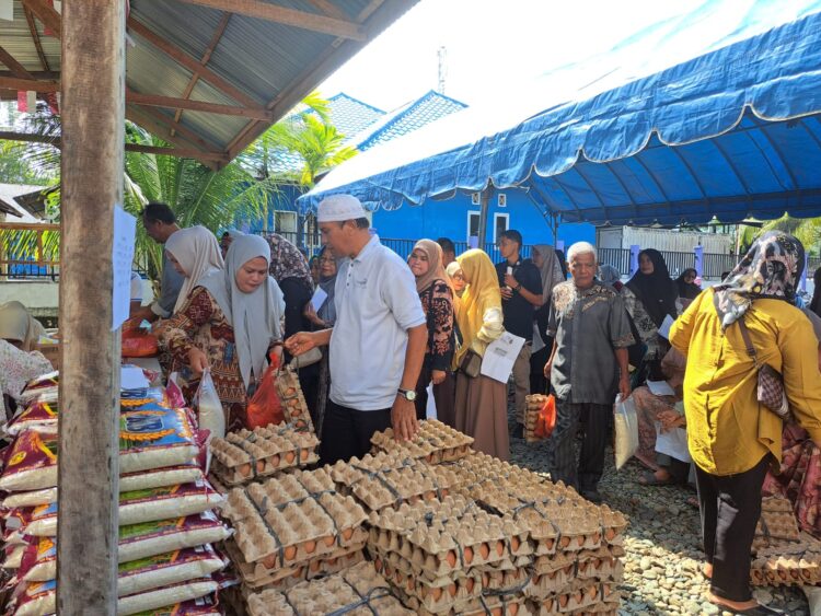 Masyarakat Jantho Makmur antre membeli sembako pada Gerakan Pangan Murah di halaman Kantor Camat Kota Jantho Kamis 15102026 FOTO MC ACEH BESAR KETIKKABARcom Masyarakat Jantho Makmur antre membeli sembako pada Gerakan Pangan Murah di halaman Kantor Camat Kota Jantho Kamis 15102026 FOTO MC ACEH BESAR