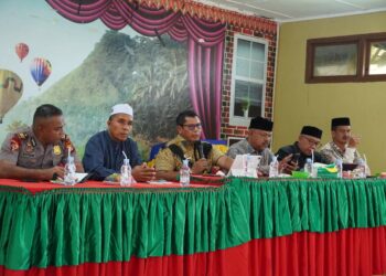Sekdakab Aceh Besar Bahrul Jamil SSos MSi memberikan arahan saat rapat umum persiapan Musabaqah Tilawatil Quran MTQ ke 35 tingkat Kabupaten Aceh Besar di Aula Kantor Camat Kuta Baro Kamis 15102026 FOTOMC ACEH BESAR