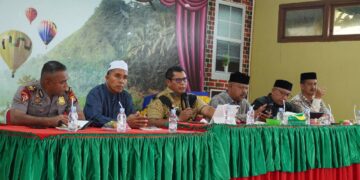 Sekdakab Aceh Besar Bahrul Jamil SSos MSi memberikan arahan saat rapat umum persiapan Musabaqah Tilawatil Quran MTQ ke 35 tingkat Kabupaten Aceh Besar di Aula Kantor Camat Kuta Baro Kamis 15102026 FOTOMC ACEH BESAR