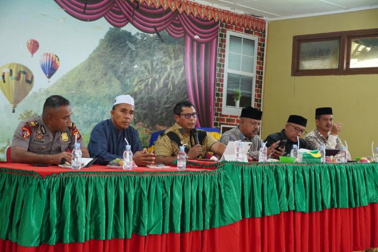 Sekdakab Aceh Besar Bahrul Jamil SSos MSi memberikan arahan saat rapat umum persiapan Musabaqah Tilawatil Quran MTQ ke35 tingkat Kabupaten Aceh Besar di Aula Kantor Camat Kuta Baro Kamis 15102026 FOTOMC ACEH BESAR KETIKKABARcom Sekdakab Aceh Besar Bahrul Jamil SSos MSi memberikan arahan saat rapat umum persiapan Musabaqah Tilawatil Quran MTQ ke 35 tingkat Kabupaten Aceh Besar di Aula Kantor Camat Kuta Baro Kamis 15102026 FOTOMC ACEH BESAR