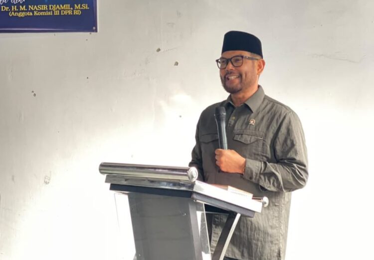 Anggota DPR RI asal Aceh Nasir Djamil menyampaikan sambutan sekaligus membuka Pendidikan dan Pelatihan Diklat Paralegal Yayasan Advokasi Rakyat Aceh YARA bekerja sama dengan STAI Nusantara Padang Aceh di Aula STAI Nusantara Banda Aceh Jumat 16102026 Foto Humas YARA