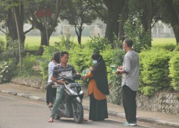 Dinkes Kota Sabang membagikan 5.000 masker medis kepada masyarakat pada Jumat, 16/10/2026. FOTO: Ist.
