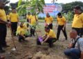 Kapolda Aceh Irjen Pol Ruddi Setiawan saat menanam pohon bersama masyarakat di halaman belakang Markas Polda Aceh Jumat 16102026 FOTO Humas Polda Aceh