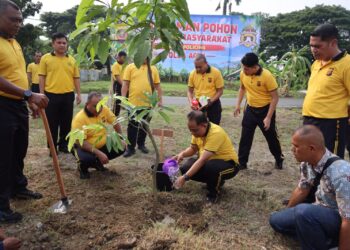 Kapolda Aceh Irjen Pol. Ruddi Setiawan saat menanam pohon bersama masyarakat di halaman belakang Markas Polda Aceh, Jumat, 16/10/2026. FOTO: Humas Polda Aceh.